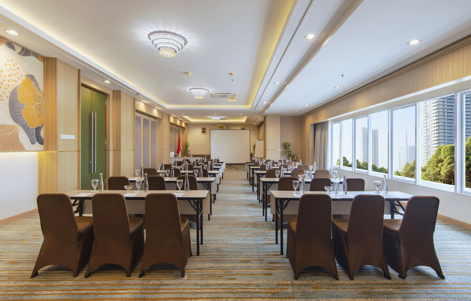 Elegantly Designed Meeting Room