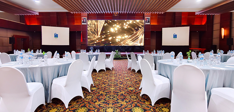Elegantly Designed Meeting Room